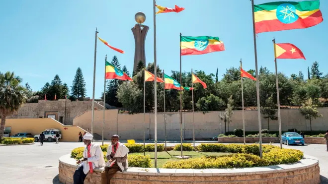 በጥር 2012 ዓ.ም. ህወሓት አስቸኳይ ድርጅታዊ ጉባኤ በጠራበት ወቅት የትግራይ ክልል እና የኢትዮጵያ ባንዲራዎች በተሰቀሉበት ስፍራ ስር ቁጭ ያሉ ሁለት አዛውንቶች
