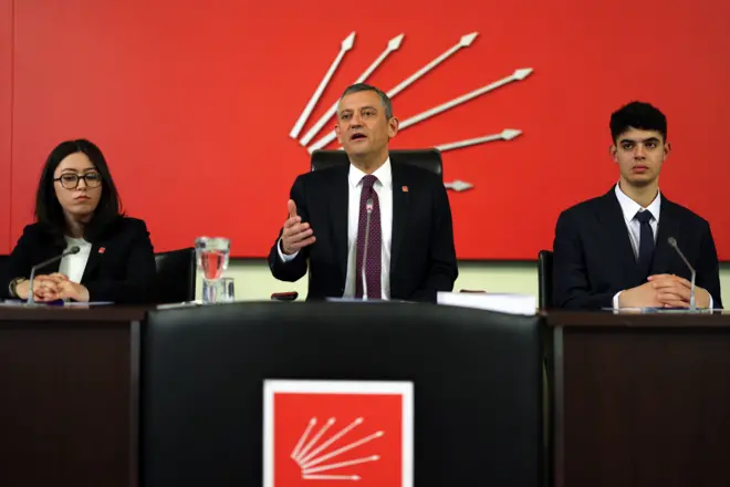 Özgür Özel, PM'nin en genç üyeleri Berkay Gezgin ve Berna Özgül ile beraber oturuyor.