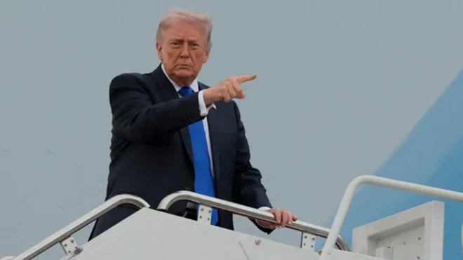 Дональд Трамп на трапе самолета