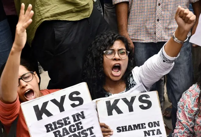 नीट और यूजीसी नेट को लेकर दिल्ली में शास्त्री भवन के सामने छात्र संगठनों ने विरोध प्रदर्शन किया.