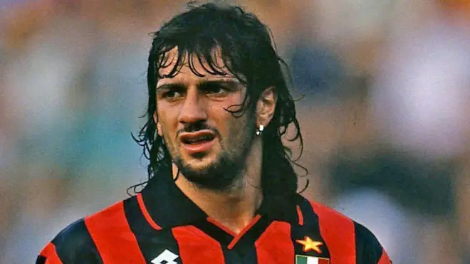 جانلوئیجی لنتینی سال ۱۹۹۲ قراردادی ۱۳ میلیون پوندی با آث میلان امضا کرد (گرانترین قرارداد در زمان خود) و ۱۳ بازی برای تیم ملی ایتالیا انجام داد