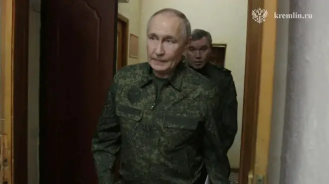 Putin visitando la región fronteriza rusa de Kursk con uniforme militar.