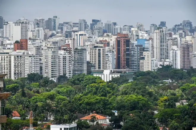 Vista de cidade com muitos prédios altos