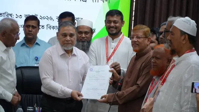 প্রধান নির্বাচন কমিশনারের কাছে মনোনয়নপত্র জমা দেন ১১ দলীয় ঐক্যের নেতারা