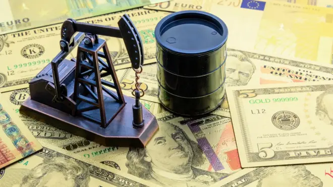 যুদ্ধের বছরে ডলার সংকট এবং জ্বালানি আমদানি ব্যহত হয় বাংলাদেশে