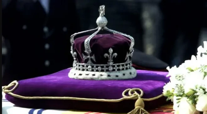 Корона королевы-матери Елизаветы лежит на гробе, который проносят по Уайтхоллу во время торжественной процессии в Лондоне в пятницу, 5 апреля 2002 года