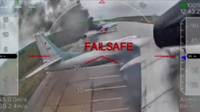 Ifoto yakuwe muri videwo igaragaza igitero gikomeye cya 'drone' cya Ukraine cyo ku itariki ya mbere Kamena (6) mu 2025