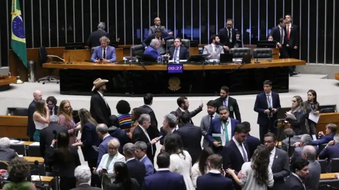 Plenário da Câmara sob presidência de Hugo Motta