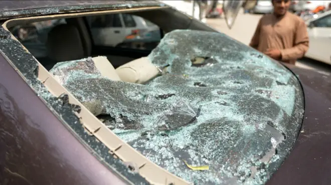 گاڑی کے شیشے ٹوٹنا