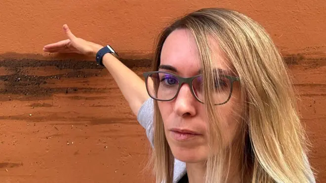 Українка показує, як високо піднялася вода на її будинку в Іспанії