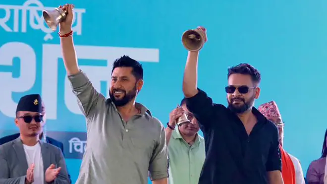 रास्वपाको महाधिवेशनमा रवि लामिछाने र बालेन शाह घण्टी बजाउँदै