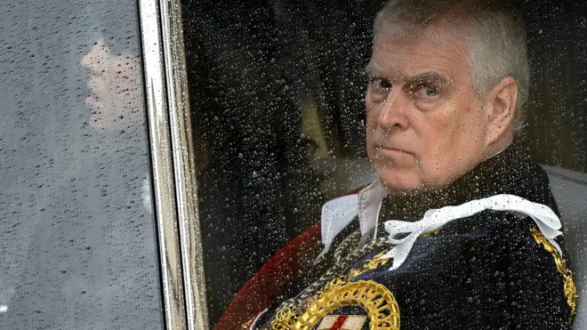 El duque de York sale de la Abadía de Westminster, Londres, tras la coronación del rey Carlos III.
