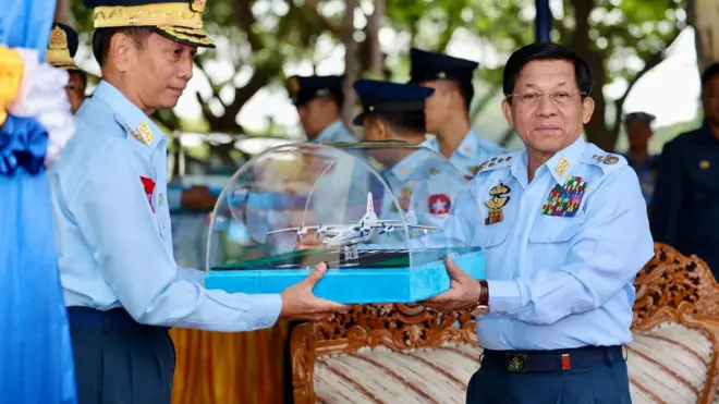 မိတ္ထီလာတပ်နယ်မှာလုပ်တဲ့ လေတပ် ဖွဲ့စည်းတည်ထောင်မှု (၇၇) နှစ်မြောက် အခမ်းအနားမှာတွေ့ရတဲ့ ဗိုလ်ချုပ်မှူးကြီး မင်းအောင်လှိုင် 