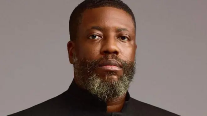 Man wit beard look di camera