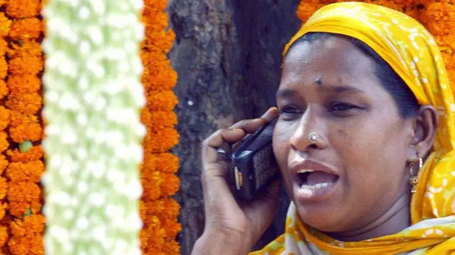 মোবাইল ফোনের নেটওয়ার্ক নিয়ে গ্রাহকের অনেক অভিযোগ।