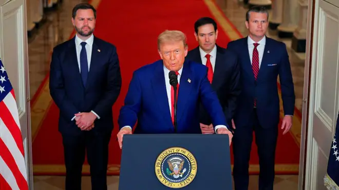 ABD Başkanı Donald Trump. Arkasında Başkan Yardımcısı JD Vance, Dışişleri Bakanı Marco Rubio ve Savunma Bakanı Pete Hegseth duruyor.