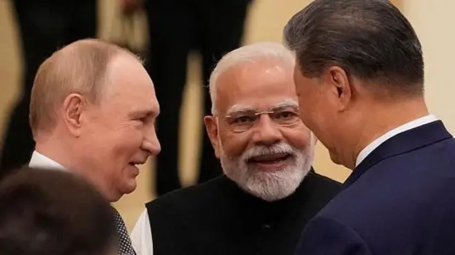 तियानजिनमध्ये झालेल्या एससीओ शिखर परिषदेत पंतप्रधान नरेंद्र मोदी, राष्ट्राध्यक्ष शी जिनपिंग आणि राष्ट्राध्यक्ष व्लादिमीर पुतिन एकाच व्यासपीठावर एकत्र आल्याचा राजकीय क्षण