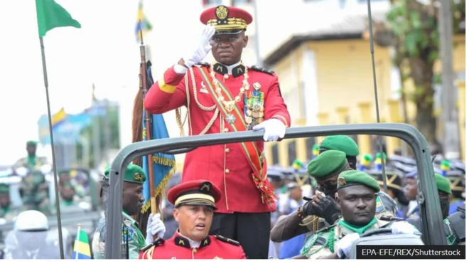 Aworan Nguema ati awọn ṣọja ninu ọkọ nigba ti wọn gbajọba ni 2023