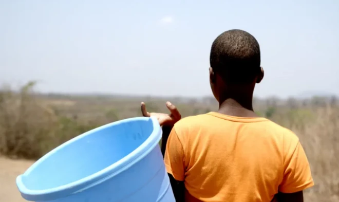 Enfant avec un seau vide