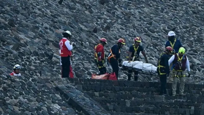 Equipes de emergências nas pirâmides.
