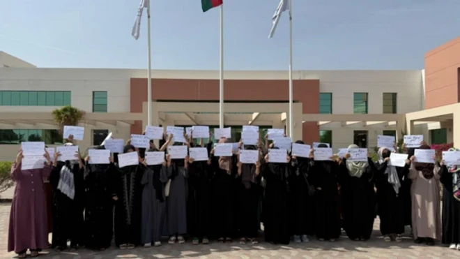 الطالبات الأفغانيات الدارسات في عُمان