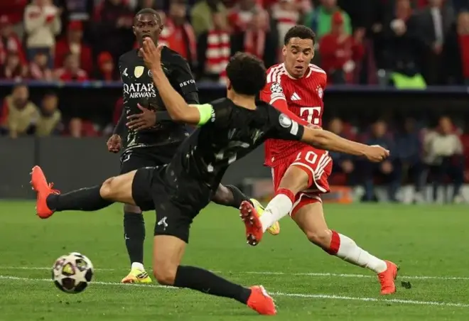 PSG and Bayern players dey hustle for ball