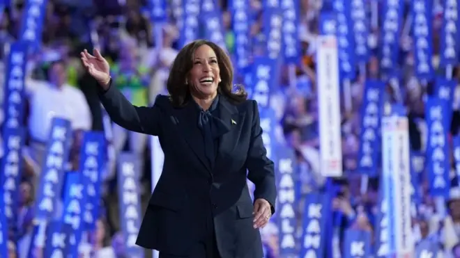 Kamala Harris acenando para apoiadores na convenção democrata