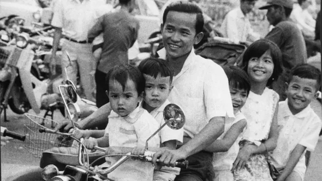 Một người cha chở năm người con trên chiếc xe máy Nhật Bản, lưu thông trên đường phố Sài Gòn, miền Nam Việt Nam, trong thời gian Chiến tranh Việt Nam đang diễn ra. Tháng 5 năm 1970. (Ảnh: William Lovelace/Mirrorpix qua Getty Images).