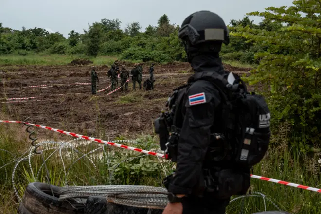 กองทัพภาคที่ 1 และ กองกำลังบูรพา โดยหน่วยเฉพาะกิจที่ 12 จัดชุดตรวจค้นวัตถุระเบิดถึง 4 ชุด พร้อมอุปกรณ์ และกำลังสนับสนุนด้วย รถถากถางหุ้มเกราะ D5 เครื่องมือหนักเข้าจัดการเพื่อป้องกันอันตรายจากวัตถุระเบิดที่ตกค้าง และเข้าดำเนินการตรวจสอบและเก็บกู้ระเบิดที่คาดว่าตกค้างในพื้นที่ปฏิบัติการฝ่ายเรา บริเวณ บ้านหนองหญ้าแก้ว โดยสามารถถากถางพื้นที่ปลอดภัย จากวัตถุระเบิดที่ตกค้างได้เพิ่มเติมอีก 38,256 ตารางเมตร