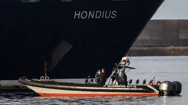 Una embarcación de la Guardia Civil se acerca el MV Hondius 