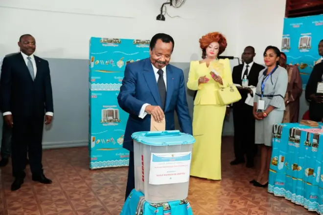 Paul Biya vote lors de l'élection présidentielle du 7 octobre 2018.