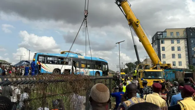 Aworan bọọsi BRT to forigbari pẹlu reluwe