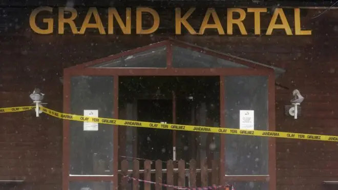 Grand Kartal otelinin giriş kapısı. Önünde "olay yeri girilmez" yazan sarı polis şeridi var.