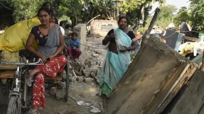 यमुना बैंक मेट्रो स्टेशन के पास बनी झोपड़ियों के गिराए जाने के बाद बेघर हुए लोग