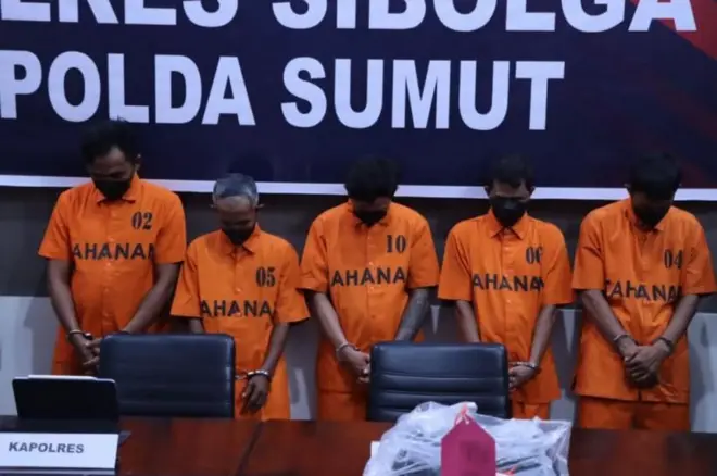 Polres Sibolga merilis lima pelaku pembunuhan nelayan di halaman Masjid Agung Sibolga.