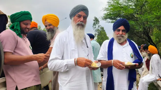 ਪ੍ਰਦਰਸ਼ਨਕਾਰੀ ਕਿਸਾਨ ਖਾਣਾ ਖਾਂਦੇ ਹੋਏ