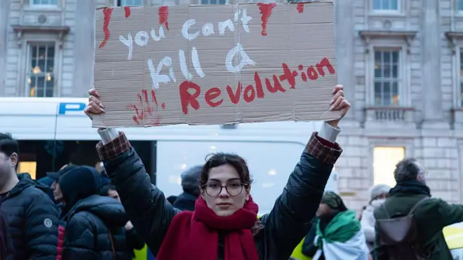 ईरान में विरोध प्रदर्शनों के समर्थन में लोग लंदन सड़कों पर उतरे 