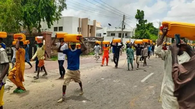 Pipo dey waka wit yellow gallons for head