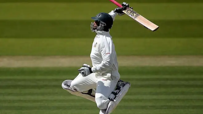 লর্ডসে সেঞ্চুরি হাঁকানোর পর তামিম ইকবালের উদযাপন