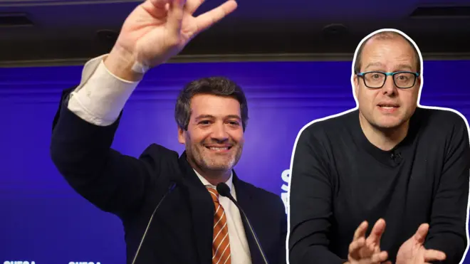 Repórter Daniel Gallas diante de imagem do líder do Chega, André Ventura