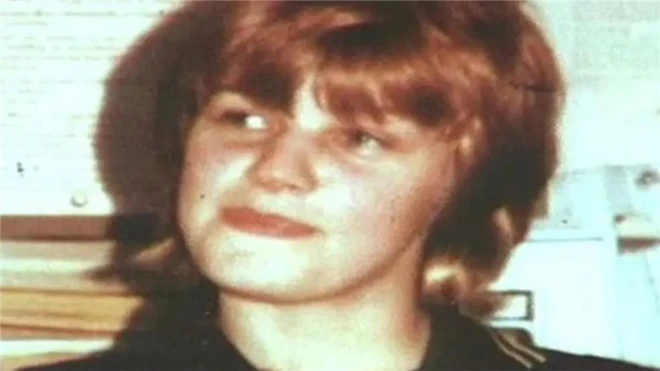 Foto de arquivo de Karen Price. Ela tem cabelo castanho claro cortado em mullet na altura dos ombros e franja.