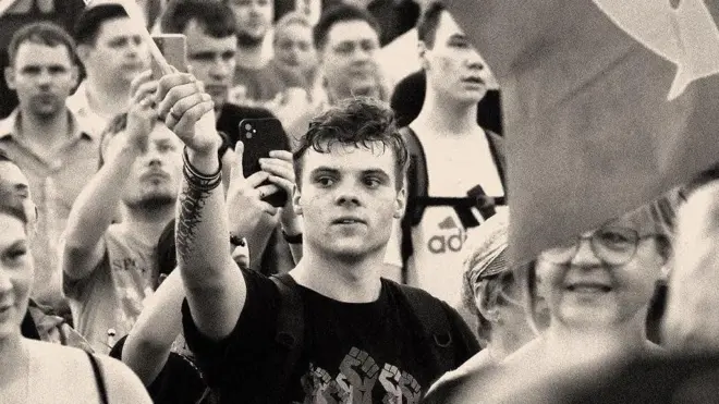 تظاهرکنندگانی که پرچم‌هایی دست گرفته‌اند و اکثرا جوان هستند