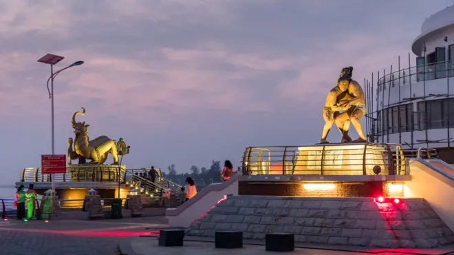 ကုလားတန်မြစ်ဘေး စစ်တွေမြို့ ကမ်းနား ဗျူးပွိုင့်ကို လာရောက်လည်ပတ်သူ တချို့နဲ့ ကမ်းနားမှာရှိတဲ့ ရုပ်တု ၂ ခု 