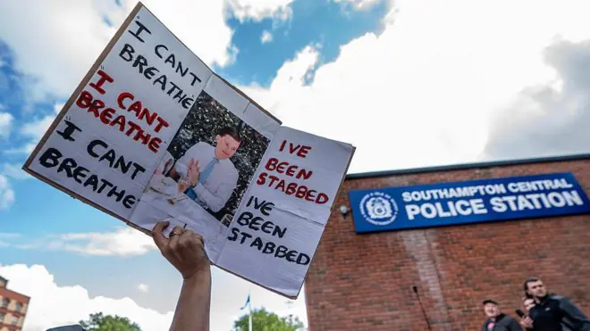 Tysiące protestujących zgromadziły się przed centralnym komisariatem policji w Southampton podczas demonstracji „Justice for Henry Nowak” po publikacji nagrania z policyjnych kamer nasobnych dotyczącego śmierci 18-letniego Henry’ego Nowaka. Protest, organizowany przez lidera Britain First Paula Goldinga i aktywistę Tommy’ego Robinsona, krytykował działania policji i zarzucał jej nierówne traktowanie obywateli.