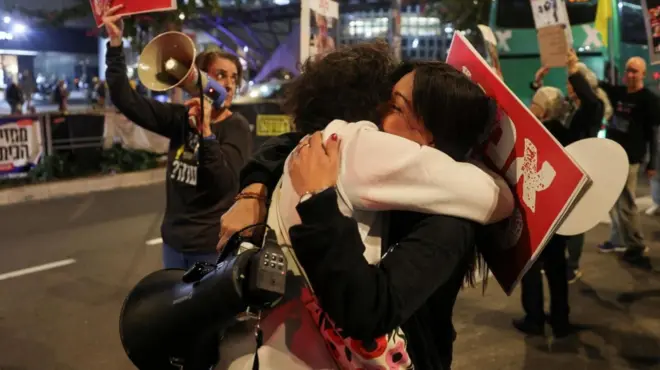 Mulheres se abraçam