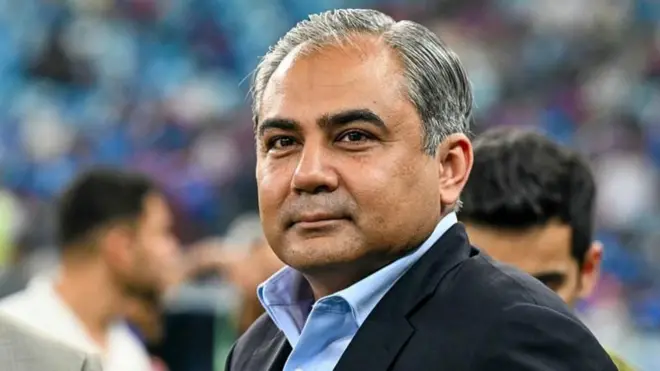 तस्वीर में नज़र आ रहे शख़्स मोहसिन नक़वी हैं.