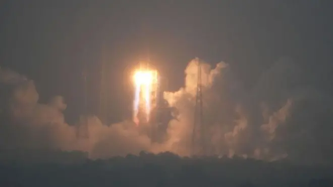 لحظة إطلاق مركبة فضائية 