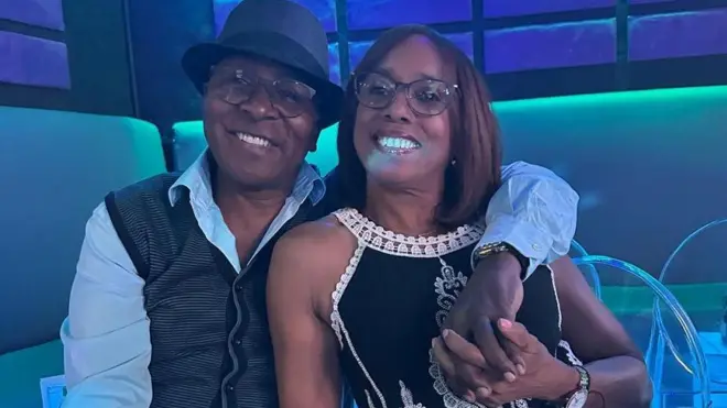 Víctor y Marisol abrazados sonriendo