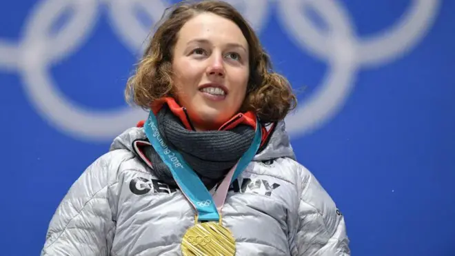 La medallista de oro de Alemania, Laura Dahlmeier, posa en el podio durante la ceremonia de entrega de medallas de la prueba de persecución femenina de 10 km de biatlón en la Plaza de Medallas de Pyeongchang durante los Juegos Olímpicos de Invierno de Pyeongchang 2018 en Pyeongchang el 13 de febrero de 2018. 