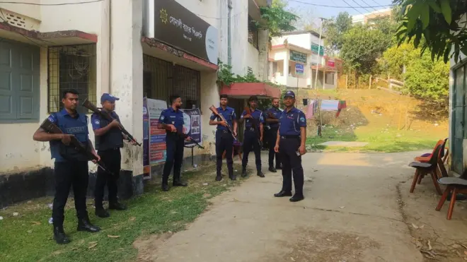 বান্দরবানের থানচিতে সোনালী ব্যাংকের এই শাখায় ডাকাতির ঘটনার পর পুলিশের প্রহরা।